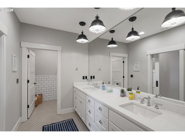 4040 VICTOR POINT Rd Ne, Silverton, OR 97381