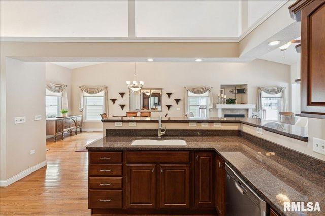 707 Wells Fargo Trail, Le Claire, IA 52753