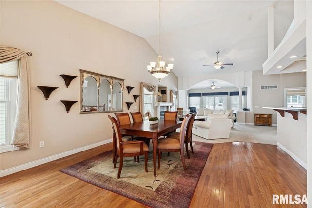 707 Wells Fargo Trail, Le Claire, IA 52753