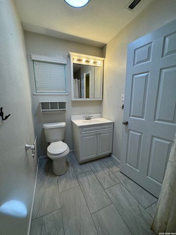 303 DRY HOLLOW RD, La Vernia, TX 78121