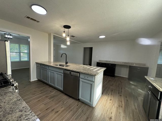 303 DRY HOLLOW RD, La Vernia, TX 78121