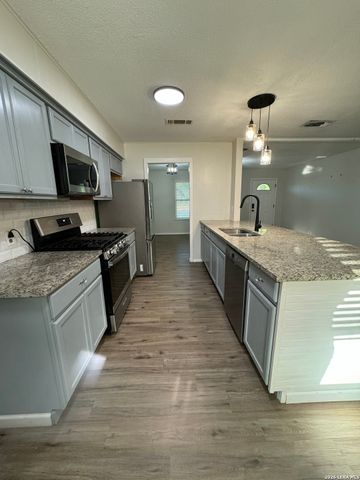 303 DRY HOLLOW RD, La Vernia, TX 78121