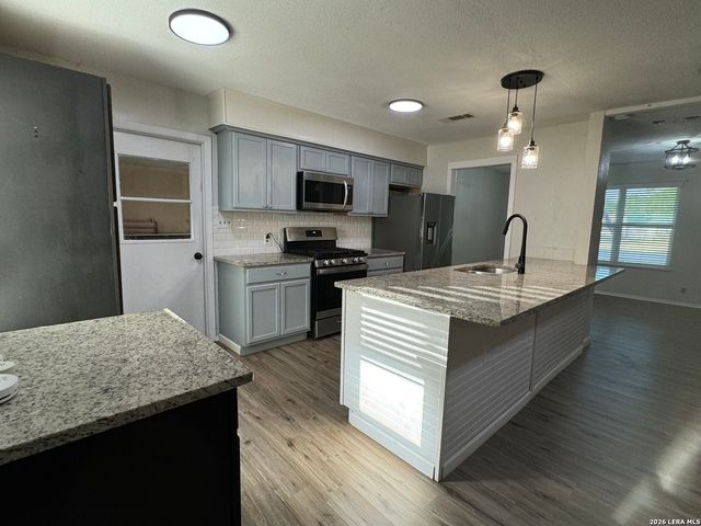 303 DRY HOLLOW RD, La Vernia, TX 78121