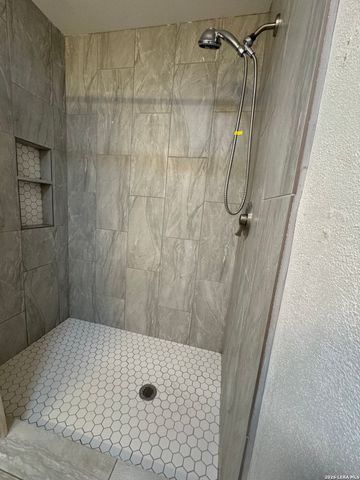 303 DRY HOLLOW RD, La Vernia, TX 78121