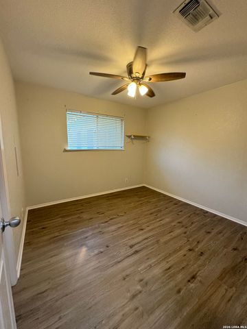 303 DRY HOLLOW RD, La Vernia, TX 78121