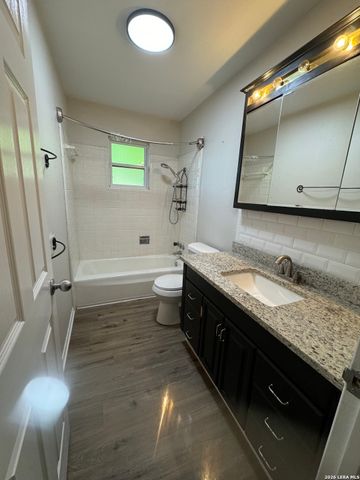 303 DRY HOLLOW RD, La Vernia, TX 78121