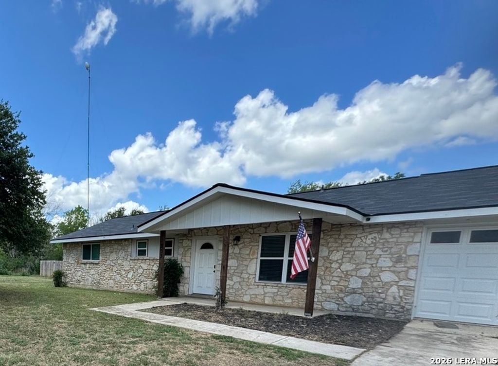 303 DRY HOLLOW RD, La Vernia, TX 78121