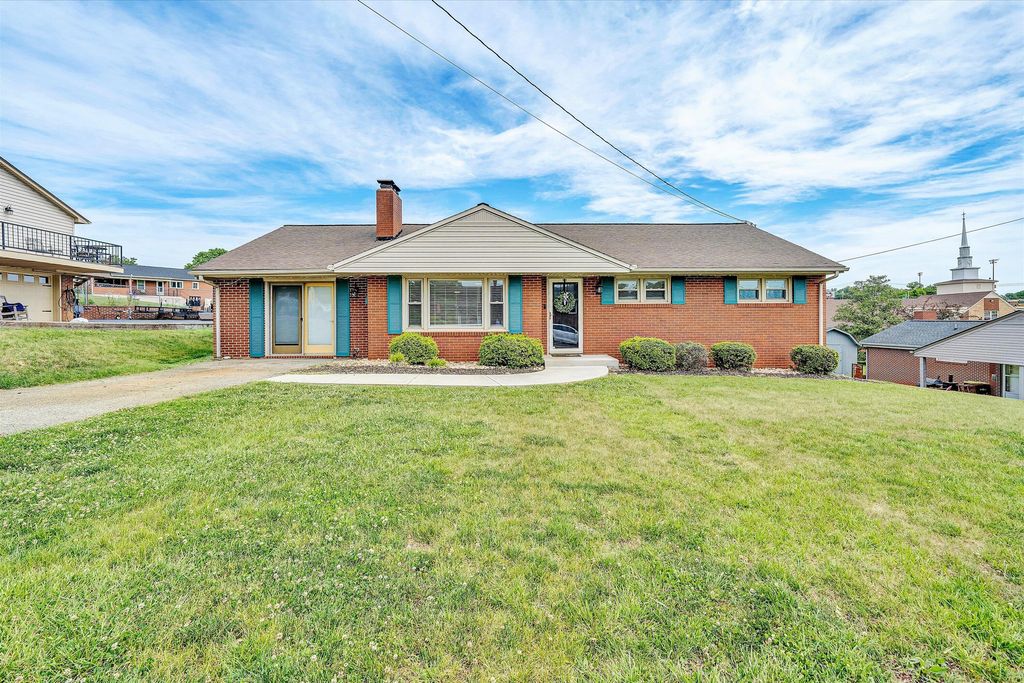 135 CENTER ST, Rocky Mount, VA 24151