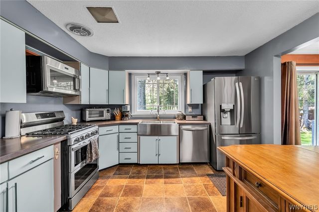 5812 Cloverfield Drive, Boston, NY 14075