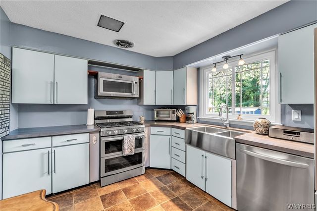 5812 Cloverfield Drive, Boston, NY 14075