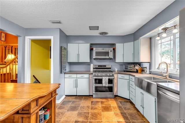 5812 Cloverfield Drive, Boston, NY 14075