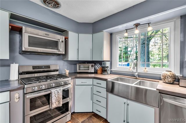 5812 Cloverfield Drive, Boston, NY 14075