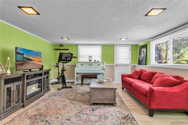 5812 Cloverfield Drive, Boston, NY 14075