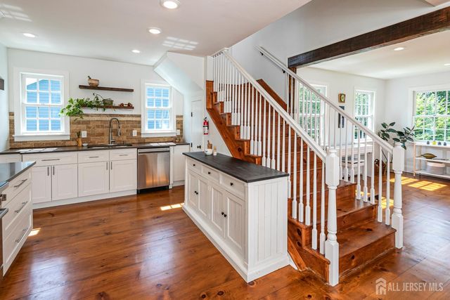 10 Old Nursery Lane, South Brunswick, NJ 08540