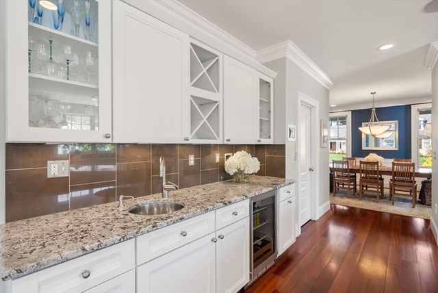 1 Betsy Ln, Dover, MA 02030