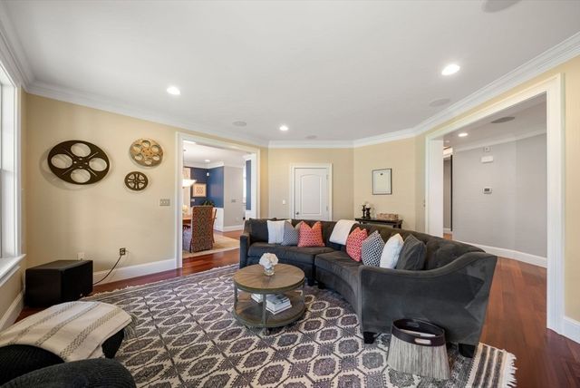1 Betsy Ln, Dover, MA 02030