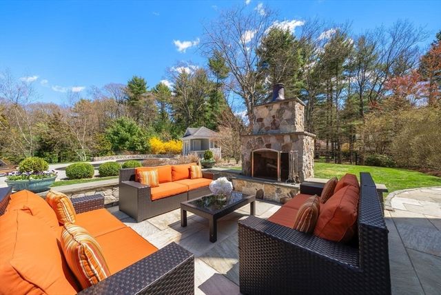 1 Betsy Ln, Dover, MA 02030