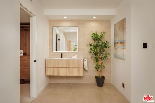 13173 Pacific 202, Los Angeles, CA 90094