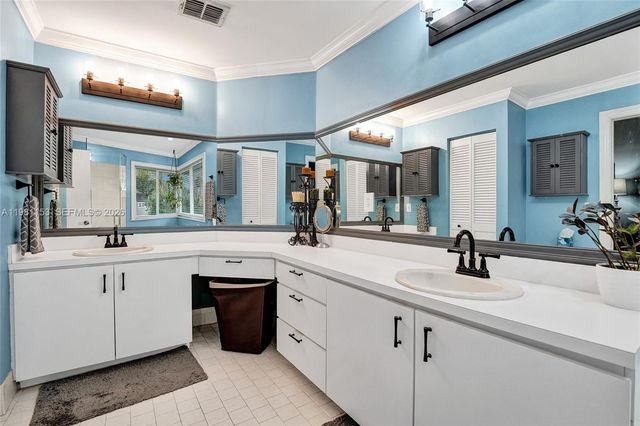 1741 W Oak Knoll Cir, Davie, FL 33324