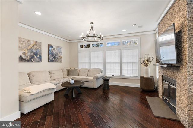 8 HUTCHINSON DR, Princeton, NJ 08540