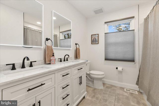 8 HUTCHINSON DR, Princeton, NJ 08540