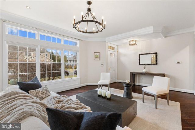 8 HUTCHINSON DR, Princeton, NJ 08540