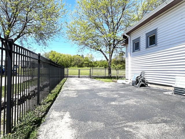 2401 W Plainfield AVENUE, Milwaukee, WI 53221