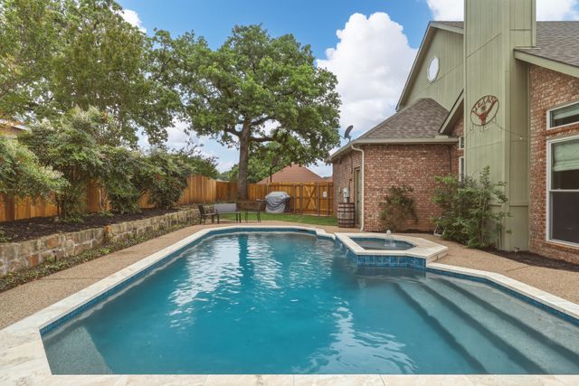 7612 Oak Knoll Drive, North Richland Hills, TX 76182