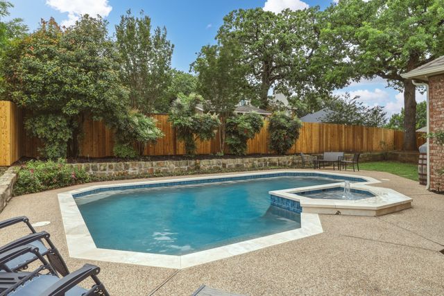 7612 Oak Knoll Drive, North Richland Hills, TX 76182