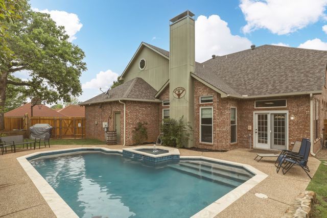 7612 Oak Knoll Drive, North Richland Hills, TX 76182