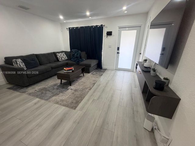 660 SW 30th Ter, Fort Lauderdale, FL 33312