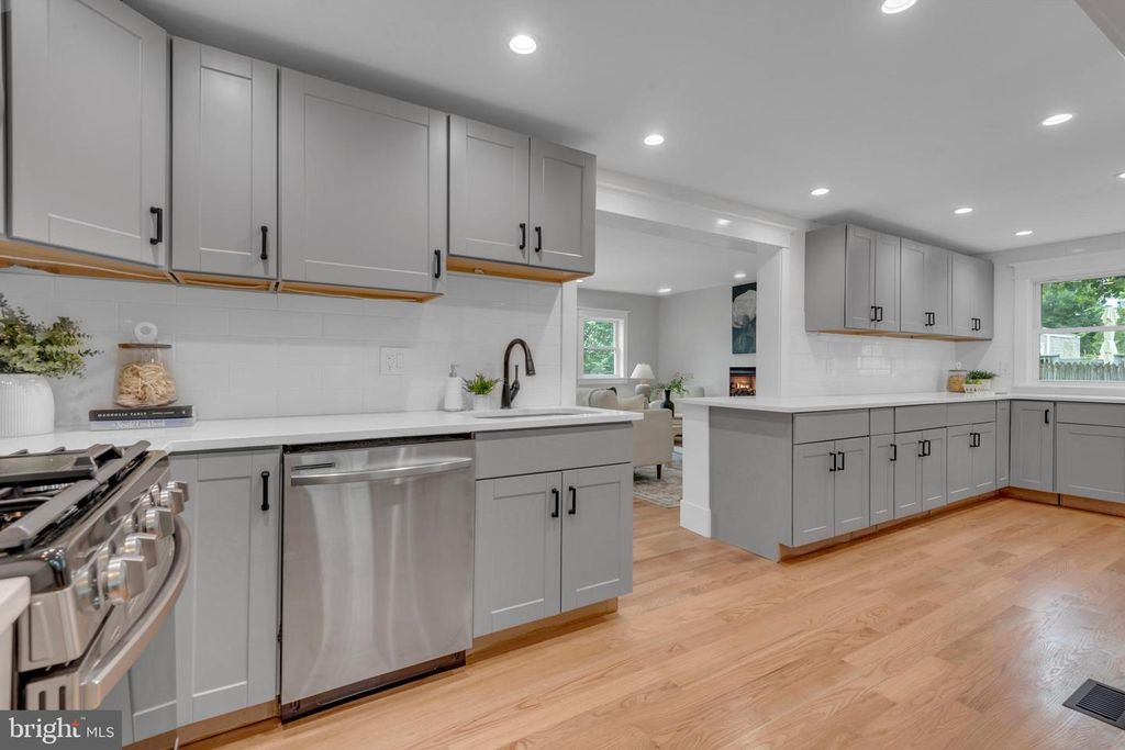 Image 6 of property listing at 2121 ALVIN AVE, Catonsville, MD 21228
