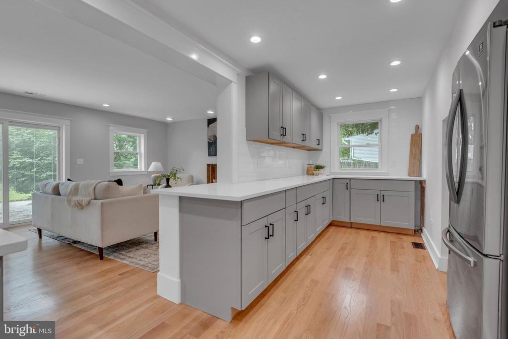Image 8 of property listing at 2121 ALVIN AVE, Catonsville, MD 21228