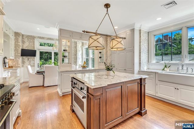 65 S Mountain Avenue, Montclair, NJ 07042