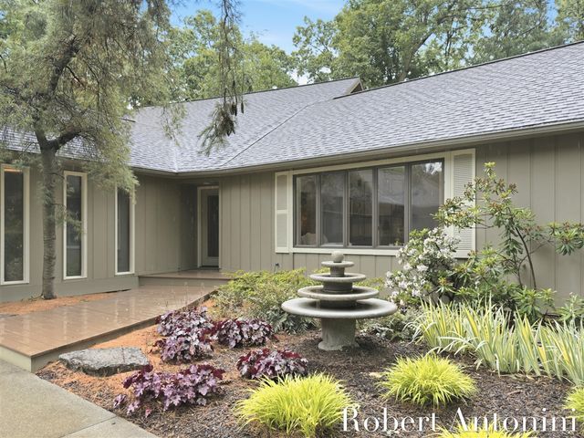 1708 Mont Rue Drive, Grand Rapids, MI 49546