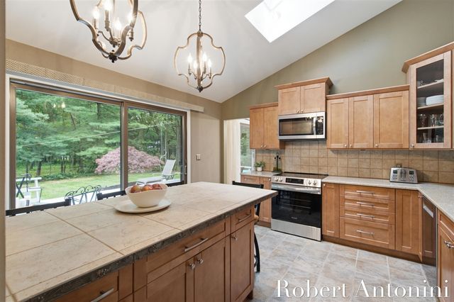 1708 Mont Rue Drive, Grand Rapids, MI 49546