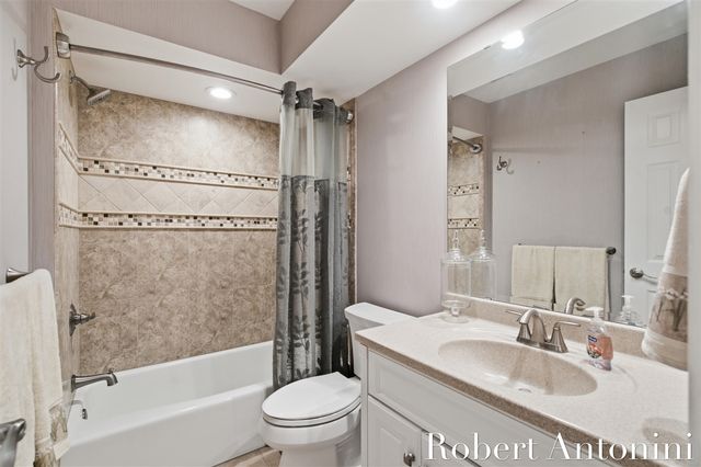 1708 Mont Rue Drive, Grand Rapids, MI 49546