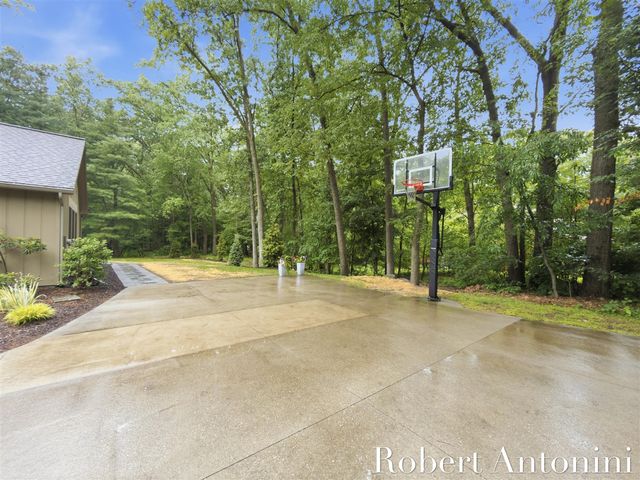 1708 Mont Rue Drive, Grand Rapids, MI 49546