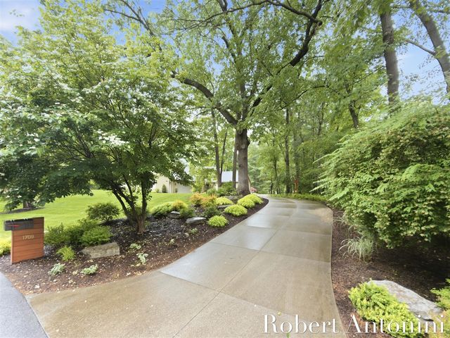 1708 Mont Rue Drive, Grand Rapids, MI 49546