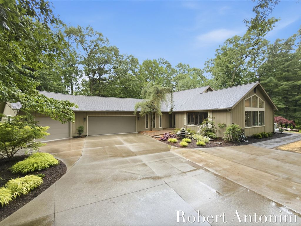 1708 Mont Rue Drive, Grand Rapids, MI 49546