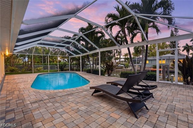 1590 Sandpiper ST, Naples, FL 34102