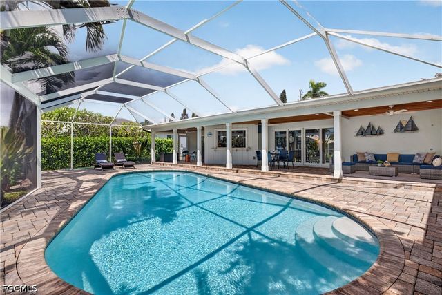 1590 Sandpiper ST, Naples, FL 34102