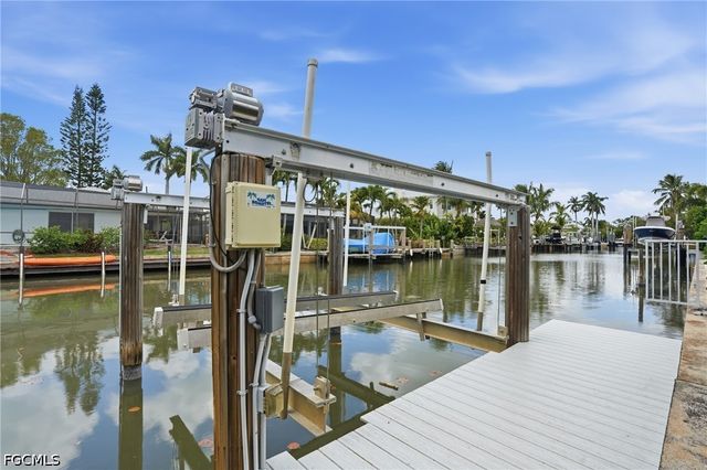 1590 Sandpiper ST, Naples, FL 34102