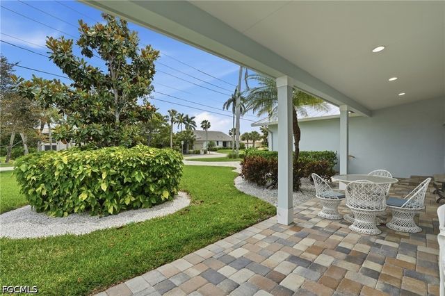 1590 Sandpiper ST, Naples, FL 34102