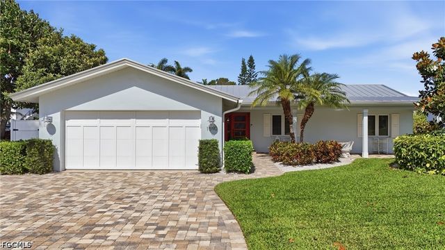 1590 Sandpiper ST, Naples, FL 34102