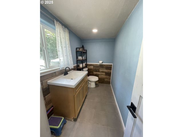 53621 WEEKLY CREEK Rd, Myrtle Point, OR 97458