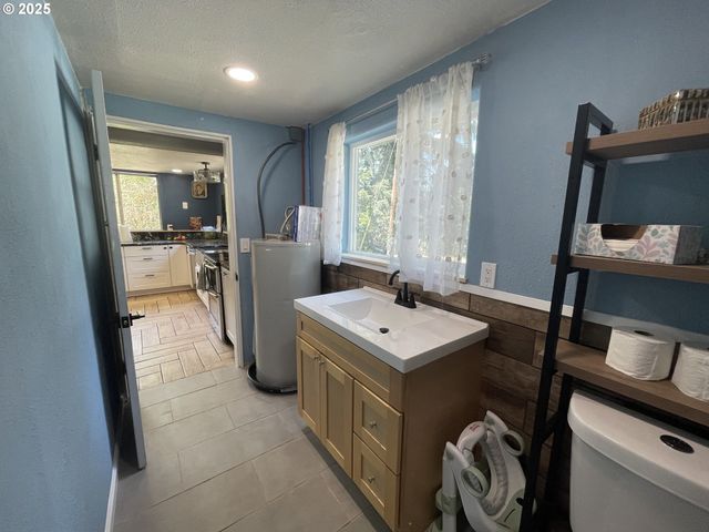 53621 WEEKLY CREEK Rd, Myrtle Point, OR 97458