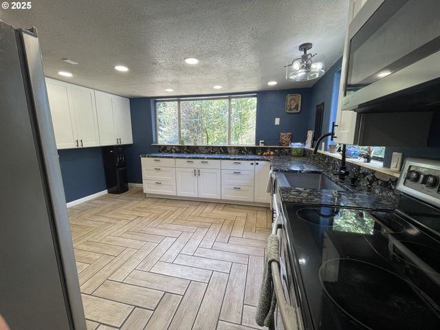 53621 WEEKLY CREEK Rd, Myrtle Point, OR 97458