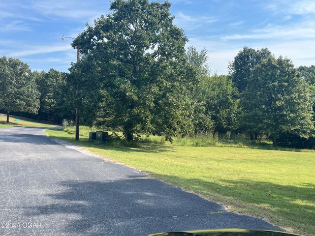 4 & 5 Sandstone Drive, Loma Linda, MO 64804