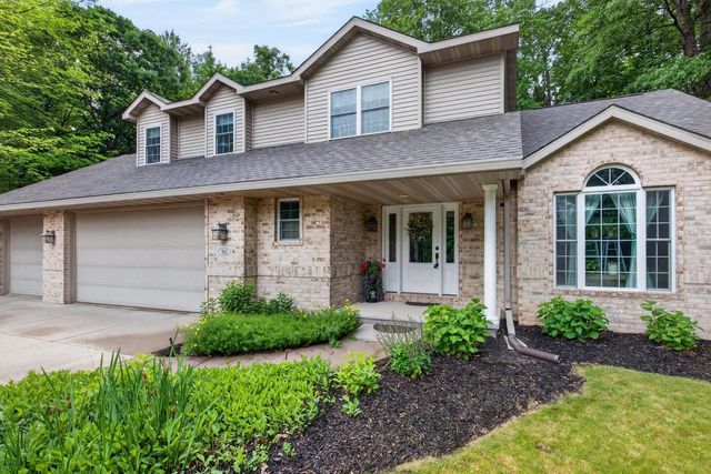 912 CHEROKEE COURT, Waupaca, WI 54981